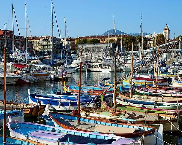Studio neuf 25 m2, terrasse 35 m2 proche port Nice, Centre ville